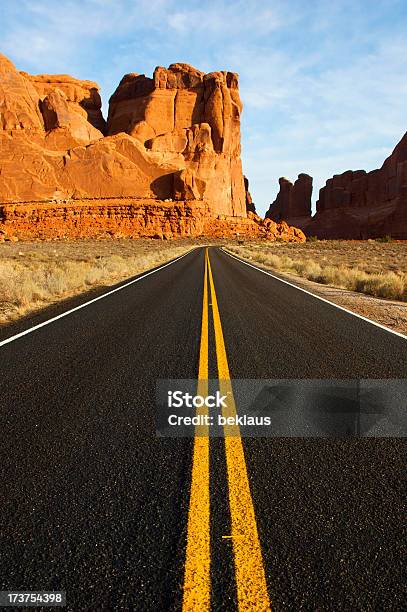 Utah Strada Del Deserto - Fotografie stock e altre immagini di Parco Nazionale degli Archi - Parco Nazionale degli Archi, Viaggio in macchina, Ambientazione esterna