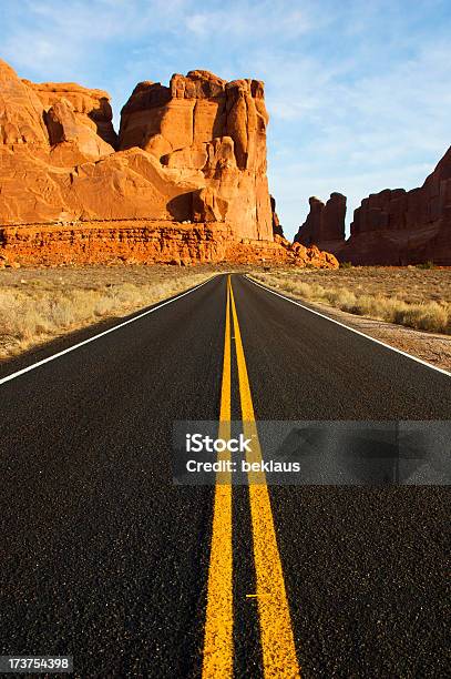 Utah Droga Przez Pustynię - zdjęcia stockowe i więcej obrazów Park Narodowy Arches - Park Narodowy Arches, Wyprawa drogowa, Asfalt