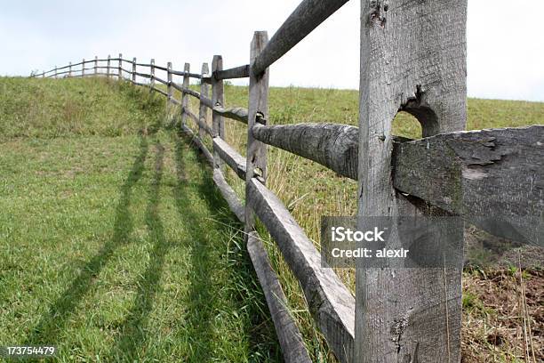 Zaun Auf Einer Farm Stockfoto und mehr Bilder von Agrarbetrieb - Agrarbetrieb, Biegung, Bildhintergrund