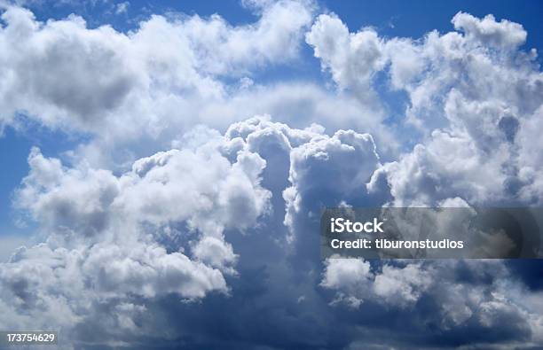 Photo libre de droit de Storm Clouds Formant banque d'images et plus d'images libres de droit de Fonds de nuage - Fonds de nuage, Nuage, Dessus