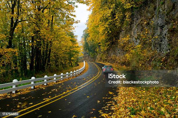 Carros Viajando Na Estrada De Outono Folha De Cobertura - Fotografias de stock e mais imagens de Amarelo