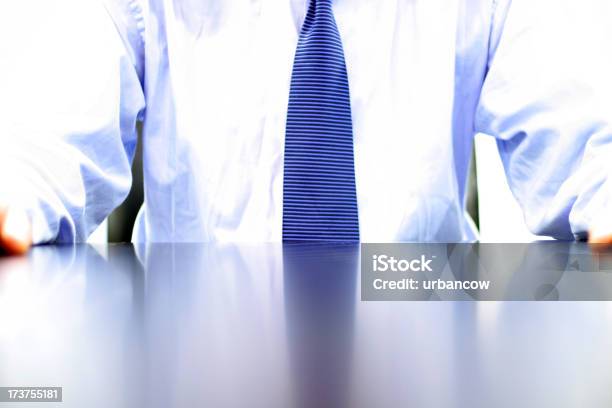 Foto de Na Mesa e mais fotos de stock de Adulto - Adulto, Azul, Camisa