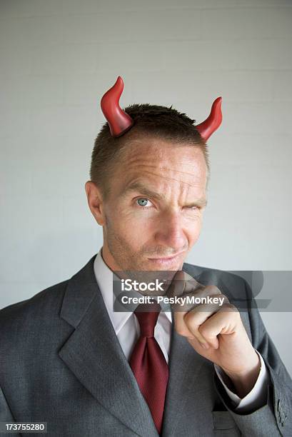 Diabelska Biznesmen Z Diabeł Rogi Uśmiechać Się Złośliwie - zdjęcia stockowe i więcej obrazów Białe kołnierzyki