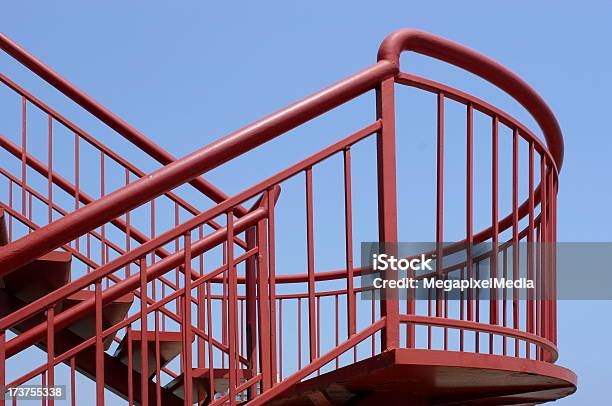 Escalera De Acero Rojo Foto de stock y más banco de imágenes de Acero - Acero, Cielo, Escalera de caracol