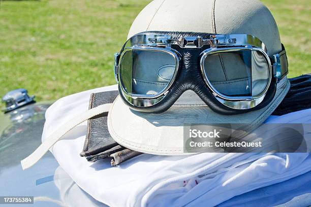 Photo libre de droit de Survêtement Et Un Casque Sur Le Bonnet banque d'images et plus d'images libres de droit de Vieux - Vieux, Voiture de course, Course automobile