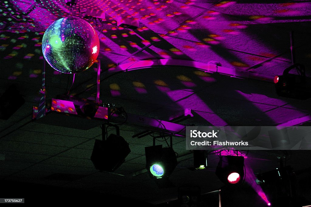 다채로운 mirrorball in 디스코 2 - 로열티 프리 나이트클럽 스톡 사진