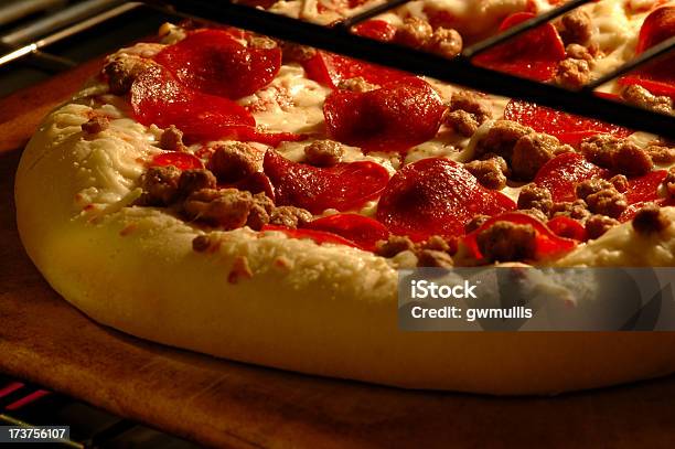 Photo libre de droit de Chaud Et Au Four De 2 banque d'images et plus d'images libres de droit de Pizza - Pizza, Saucisse, Aliment
