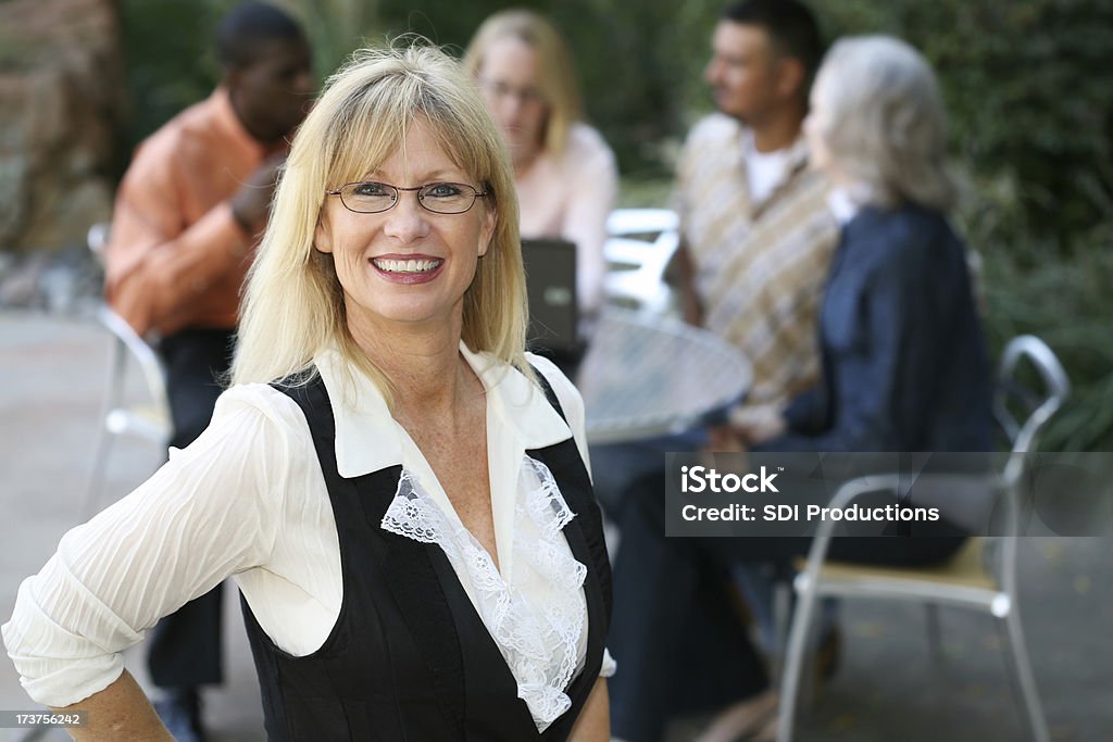 Élégante Femme d'affaires est en toute confiance - Photo de Adulte d'âge mûr libre de droits
