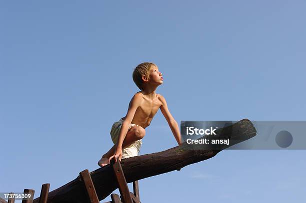 Criança Trepar No Equipamento De Parque De Madeira - Fotografias de stock e mais imagens de Ao Ar Livre - Ao Ar Livre, Brincar, Criança