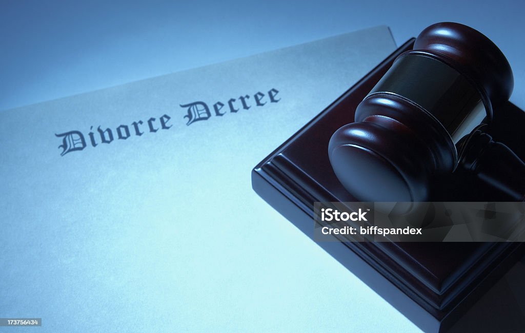 Marteau de juge avec Blank Divorce décret - Photo de Concepts libre de droits