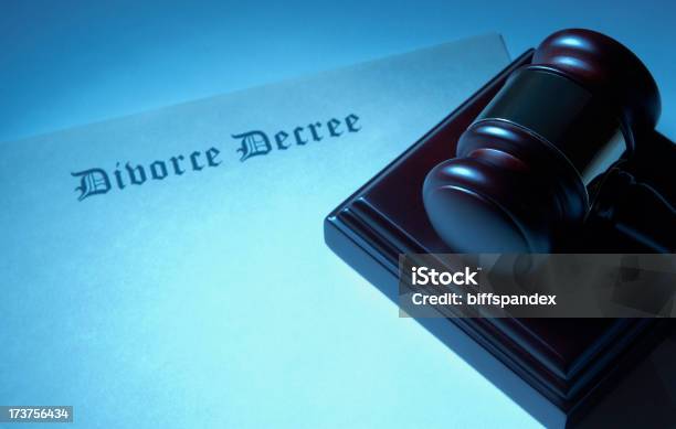 Photo libre de droit de Marteau De Juge Avec Blank Divorce Décret banque d'images et plus d'images libres de droit de Concepts - Concepts, Divorce, Document