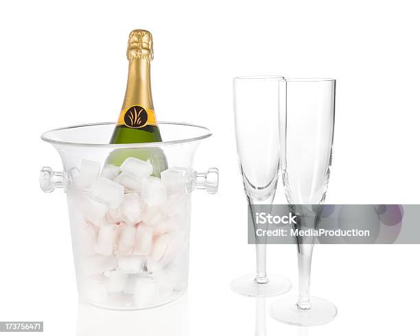 Шампанское В Ведро Со Льдом — стоковые фотографии и другие картинки Ведёрко со льдом - Ведёрко со льдом, Прозрачный, Белый фон