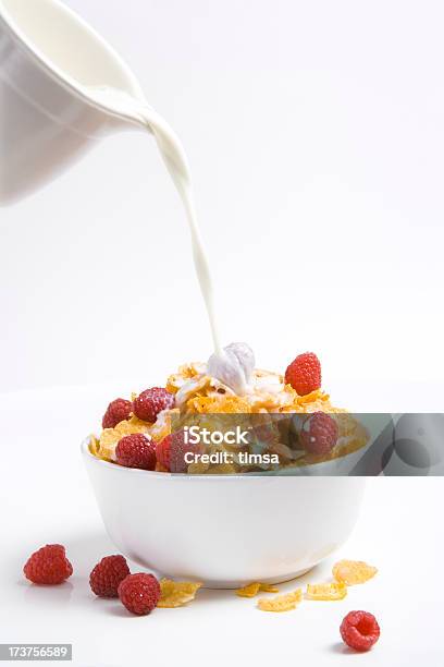 Розлив Молока На Cornflakes И Raspberries — стоковые фотографии и другие картинки Без людей - Без людей, Белый, Вегетарианское питание