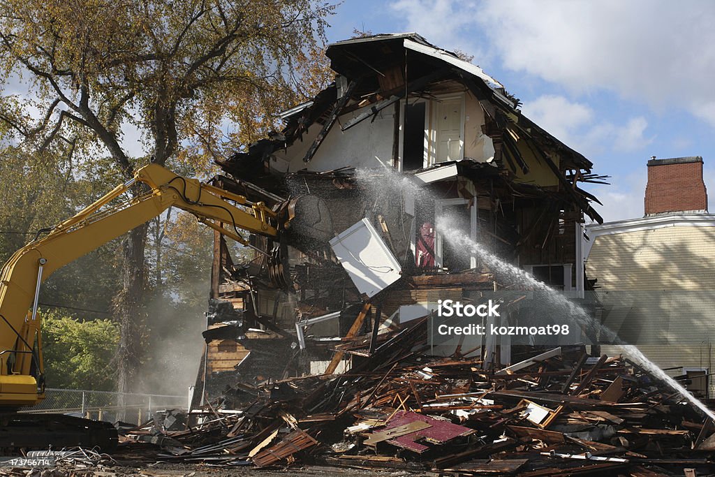 Demoler una vieja casa de la serie - Foto de stock de Actividad libre de derechos