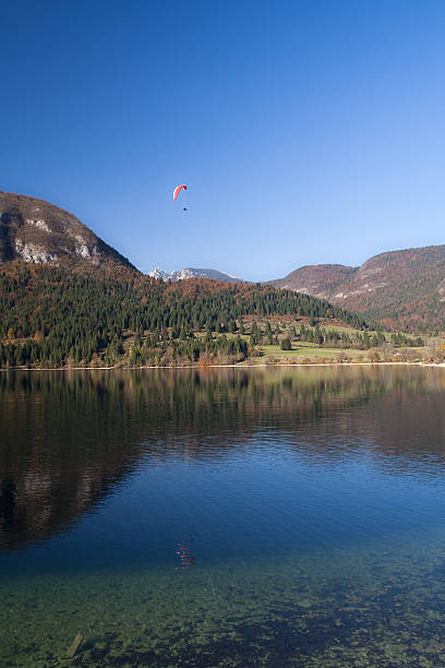 paralotnia - lake bohinj zdjęcia i obrazy z banku zdjęć