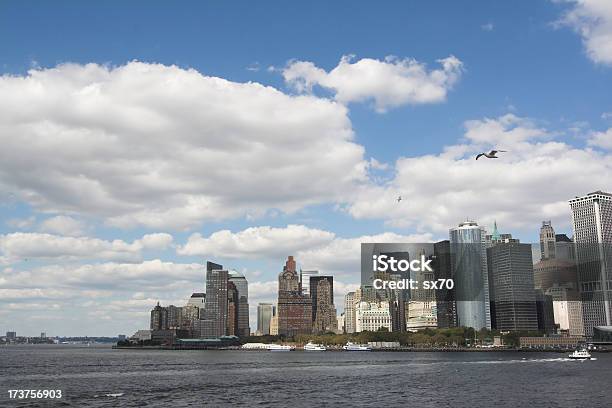 El Centro De La Ciudad De Manhattan Skyline Foto de stock y más banco de imágenes de Actividades bancarias - Actividades bancarias, Aire libre, Alto - Descripción física