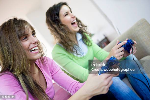 Kobiety Gra Wideo Gra - zdjęcia stockowe i więcej obrazów Brand Name Video Game - Brand Name Video Game, Brązowe włosy, Błękitne oczy