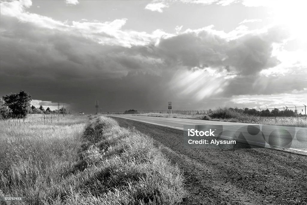 Na estrada para mais brilhante dias - Foto de stock de Cascalho royalty-free