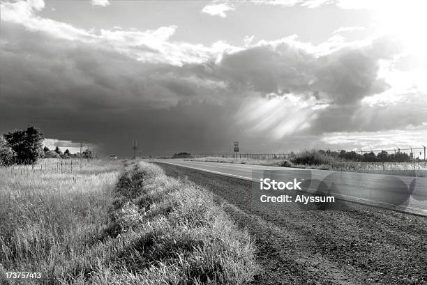 Foto de Na Estrada Para Mais Brilhante Dias e mais fotos de stock de Cascalho - Cascalho, Cinza - Descrição de Cor, Céu - Fenômeno natural