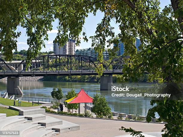 Saskatoon River Odbicie Wzdłuż South Saskatchewan River - zdjęcia stockowe i więcej obrazów Bez ludzi