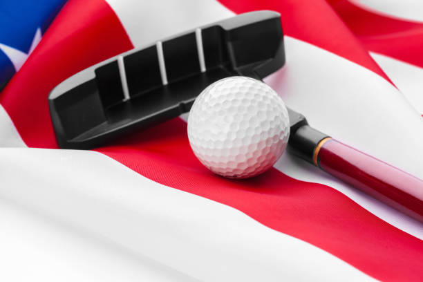 golfball und schläger auf amerikanischer flagge. - traditional sport sports flag golf flag golf stock-fotos und bilder