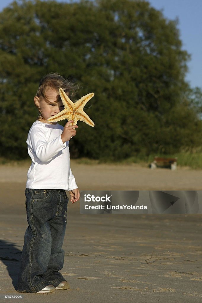Маленькая девочка и морская звезда - Стоковые фото 2-3 года роялти-фри