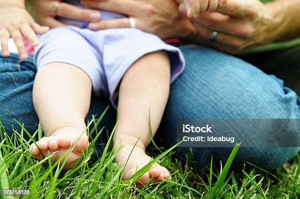 Baby Zehen Stockfoto und mehr Bilder von 6-11 Monate - 6-11 Monate, Arm umlegen, Auf dem Schoß