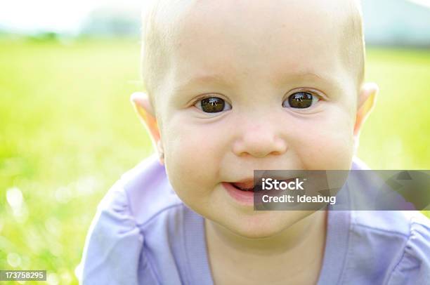 Hermosa Sonrisa Foto de stock y más banco de imágenes de Bebé - Bebé, 6-11 meses, Aire libre