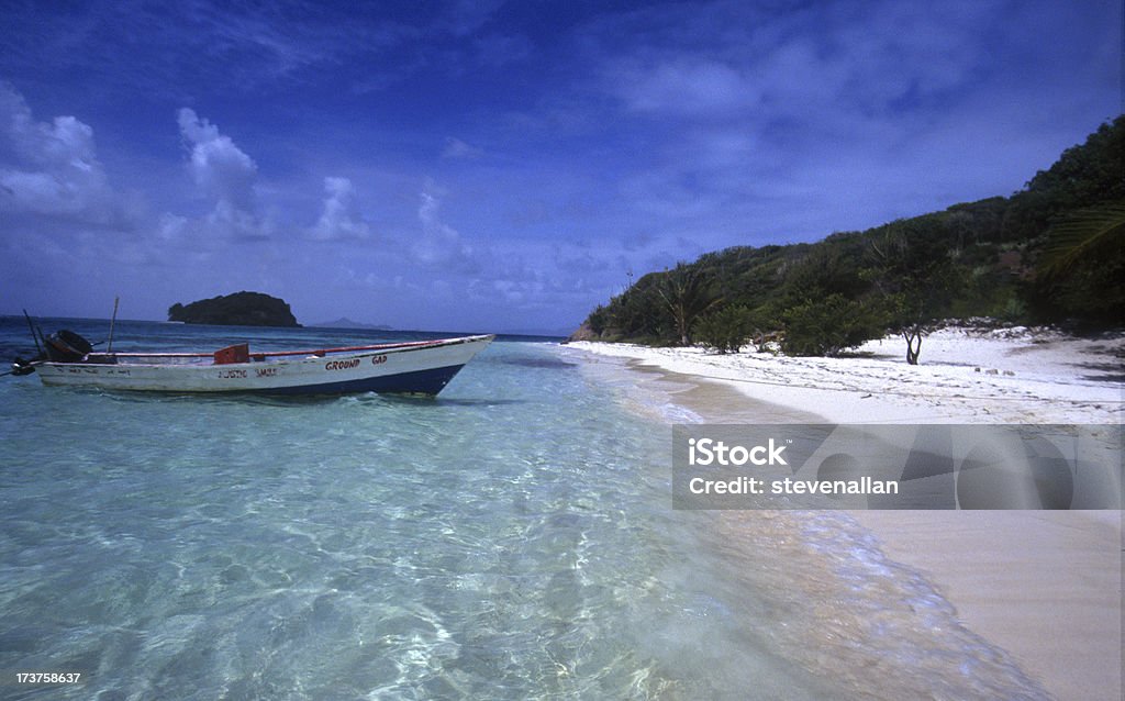 Bateau à côté de la plage dans les Caraïbes - Photo de Petit Saint-Vincent libre de droits