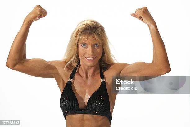 Foto de Poder Feminino Bodybuilder Posando e mais fotos de stock de Academia de ginástica - Academia de ginástica, Adulto, Adulto de idade mediana