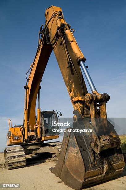 Orange Baufahrzeug Stockfoto und mehr Bilder von Ausrüstung und Geräte - Ausrüstung und Geräte, Bagger, Baufahrzeug