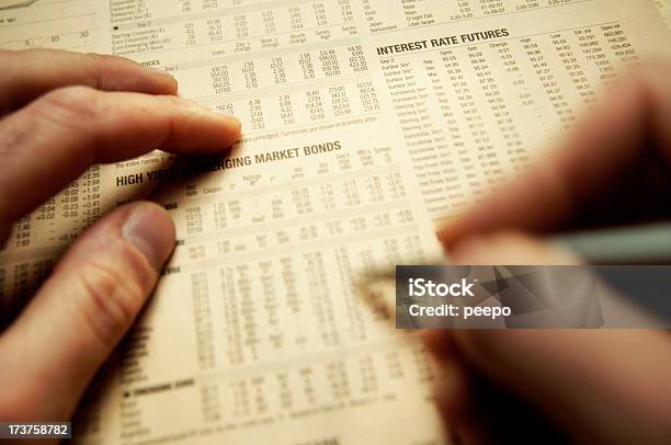 Финансовые Цены Таблицы С Мужской Руки — стоковые фотографии и другие картинки Без людей - Без людей, Бизнес, Биржевые сводки