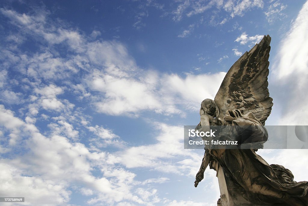 Se dressant dans le ciel - Photo de Ange libre de droits