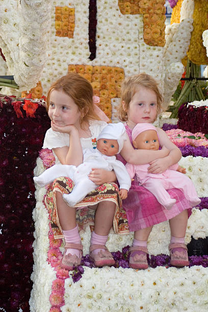 entediado meninas em flor desfile wagon - parade doll child baby - fotografias e filmes do acervo