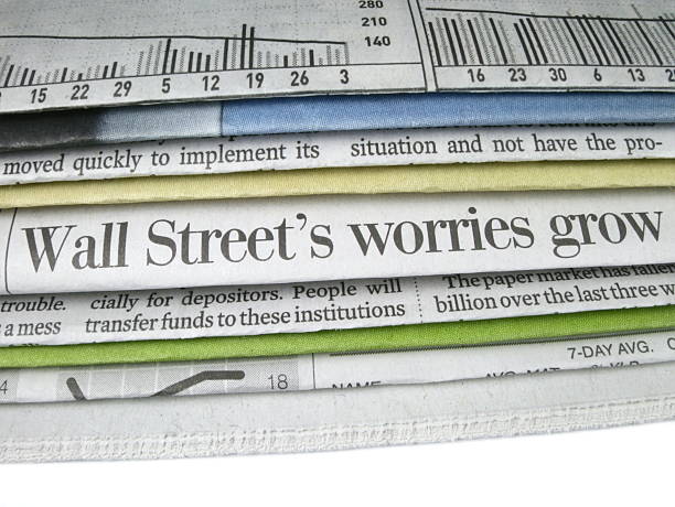 월스트리트 걱정을 헤드라인 - newspaper headline newspaper wall street finance 뉴스 사진 이미지