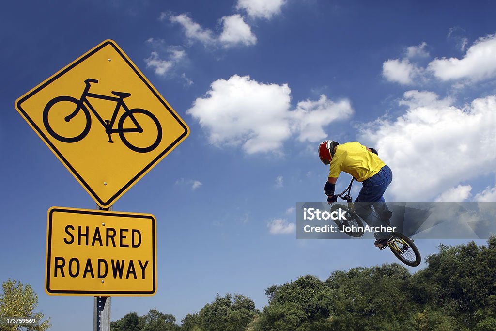 Partilhado Roadway e BMX Motociclista - Royalty-free Ciclismo Foto de stock