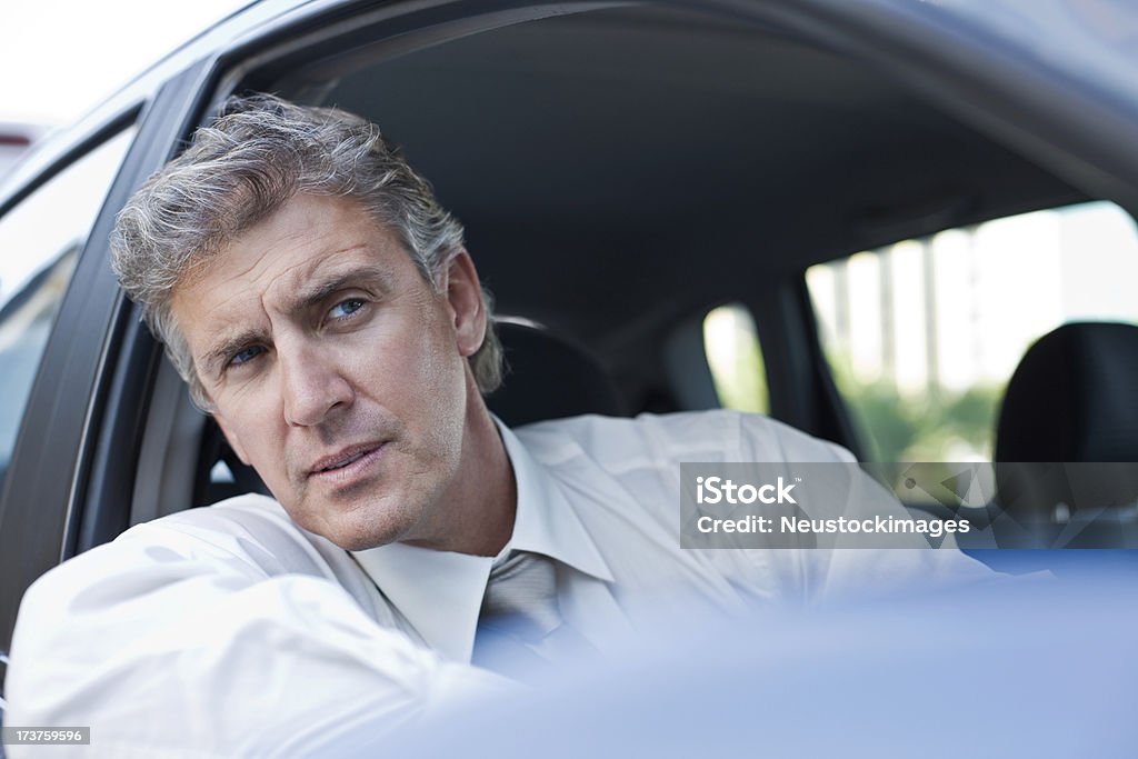 Empresario maduro conducción de coche - Foto de stock de 50-54 años libre de derechos