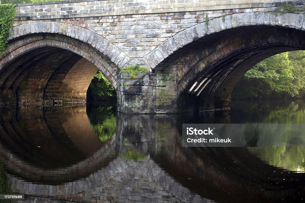 Puente reflejo de una cara, Knaresborough, en Yorkshire - Foto de stock de Agua libre de derechos