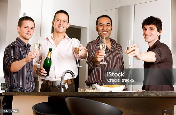 Photo libre de droit de Restaurant Cheers banque d'images et plus d'images libres de droit de Amitié - Amitié, Festivité, Photo de groupe