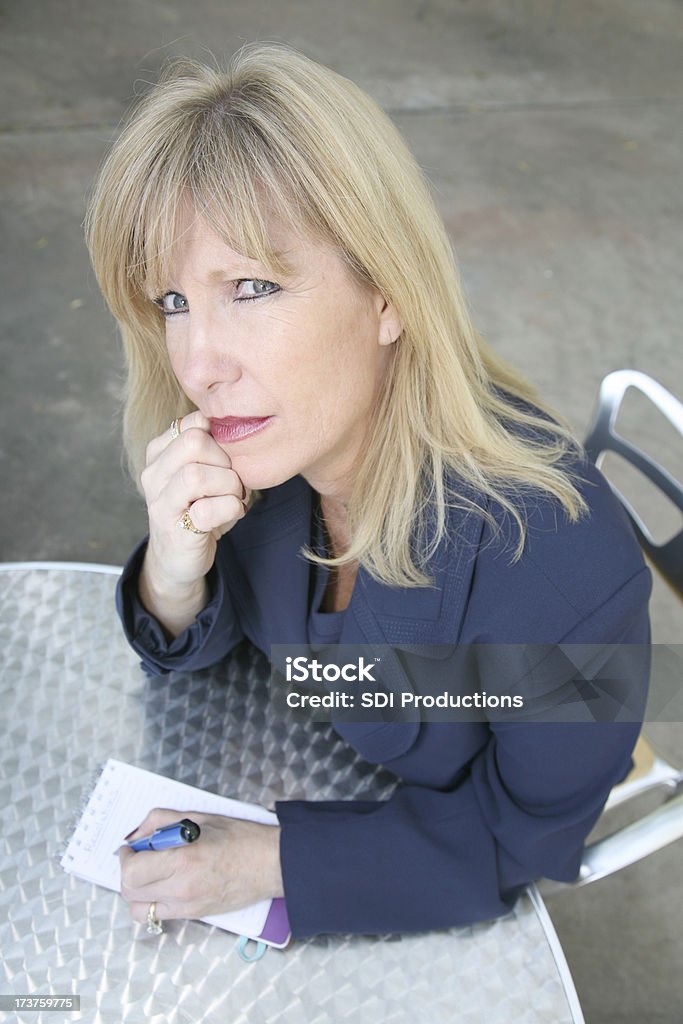 Mujer de negocios preocupado confusión sobre qué hacer - Foto de stock de 30-39 años libre de derechos