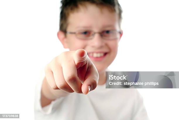 Menino Sorridente Jovem E Virada Para A Frente Sobre Um Fundo Branco - Fotografias de stock e mais imagens de Escolha