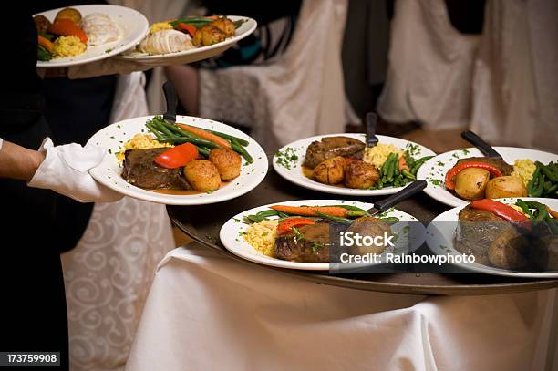 Se Sirve La Cena Foto de stock y más banco de imágenes de Camarero - Camarero, Guante, Restaurante