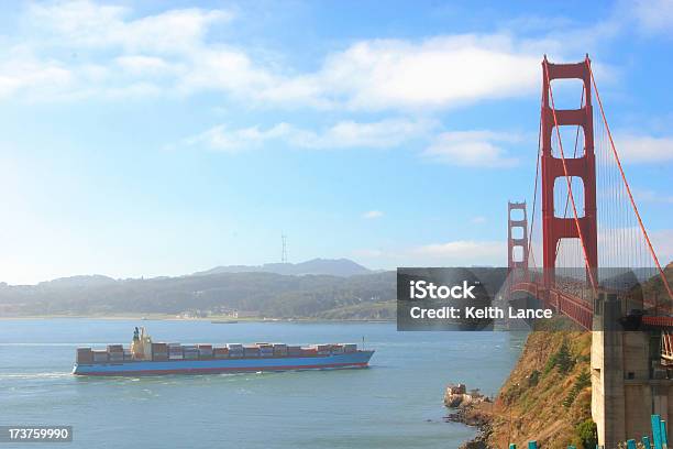Barco De Carga Del Golden Gate Foto de stock y más banco de imágenes de Agua - Agua, Aire libre, Bahía