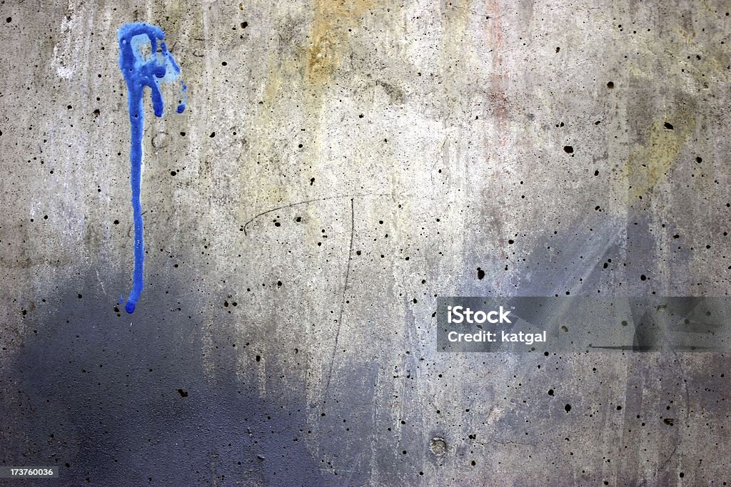 Голубые брызги краски на стену 2 гранжем - Стоковые фото Брызги роялти-фри