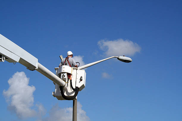 lineworker 4 - maintenance engineer fuel and power generation cherry picker electricity fotografías e imágenes de stock