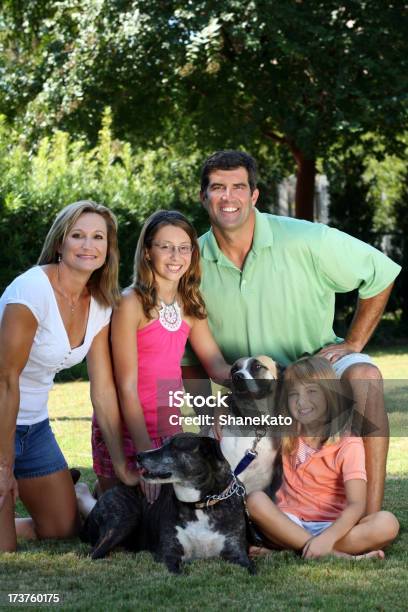 Portret Rodziny Czterech Z Psów - zdjęcia stockowe i więcej obrazów Córka - Córka, Dorosły, Dwoje rodziców