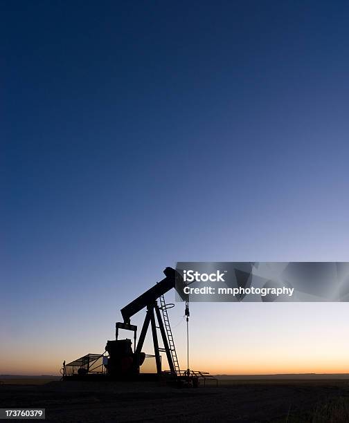 Wstępnie Dawn Szyb Naftowy - zdjęcia stockowe i więcej obrazów Bez ludzi - Bez ludzi, Bezchmurne niebo, Czarny kolor