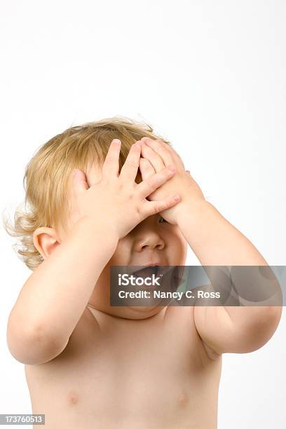 Счастливый Малыш Играть Скрыть Seek Охватывающий Его Лицо — стоковые фотографии и другие картинки Закрывать глаза руками