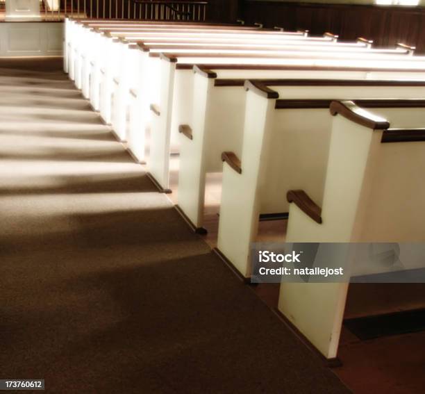 Pews Brillante Foto de stock y más banco de imágenes de Iglesia - Iglesia, Banco de iglesia, Escena rural