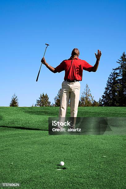 非常にがっかりゴルファーゴルフコースの緑の芝生ブラックの男性 - アフリカ民族のストックフォトや画像を多数ご用意 - アフリカ民族, アフリカ系アメリカ人, ゴルフ